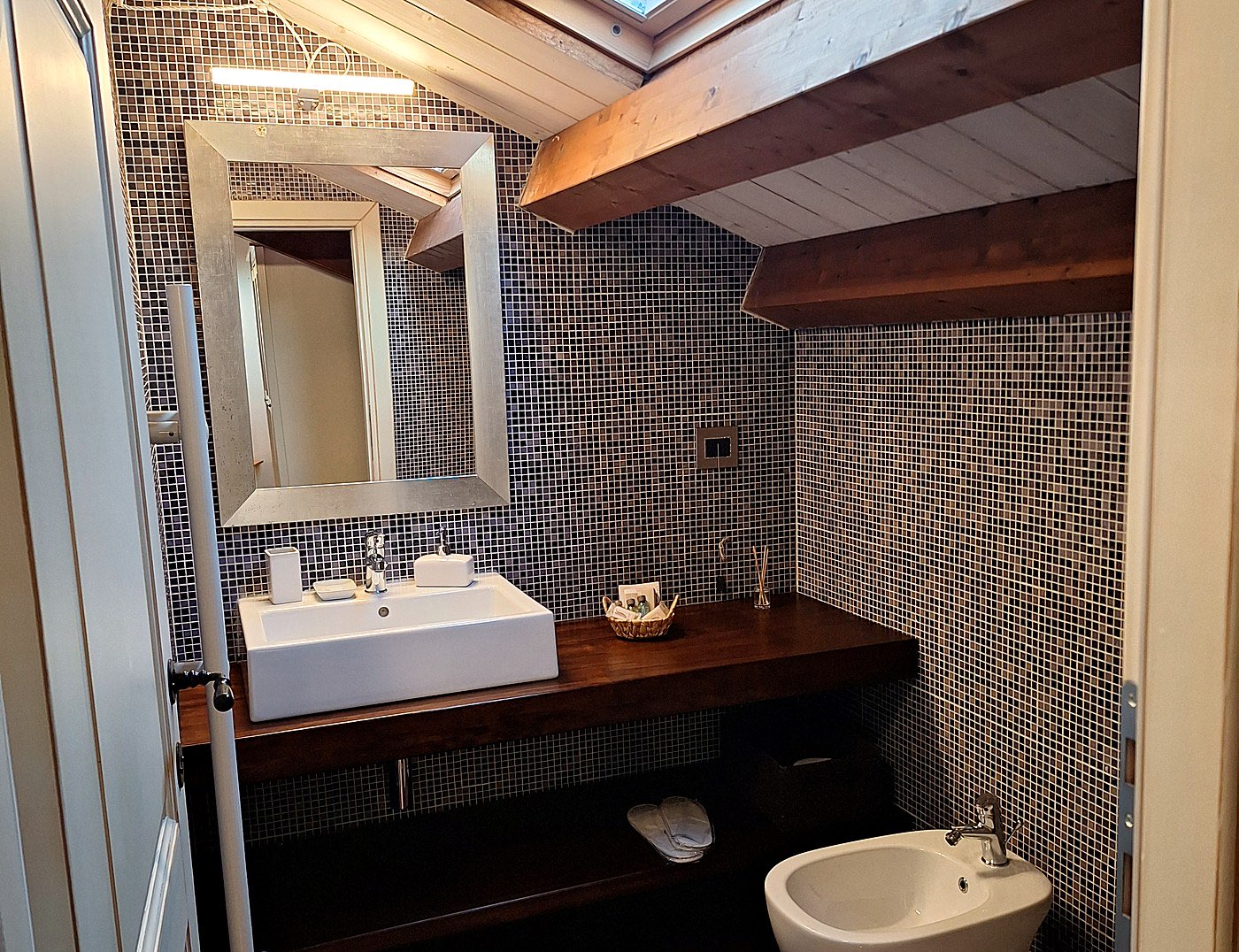 Bagno di Casa Lamarmora con mosaico e lavabo d'appoggio