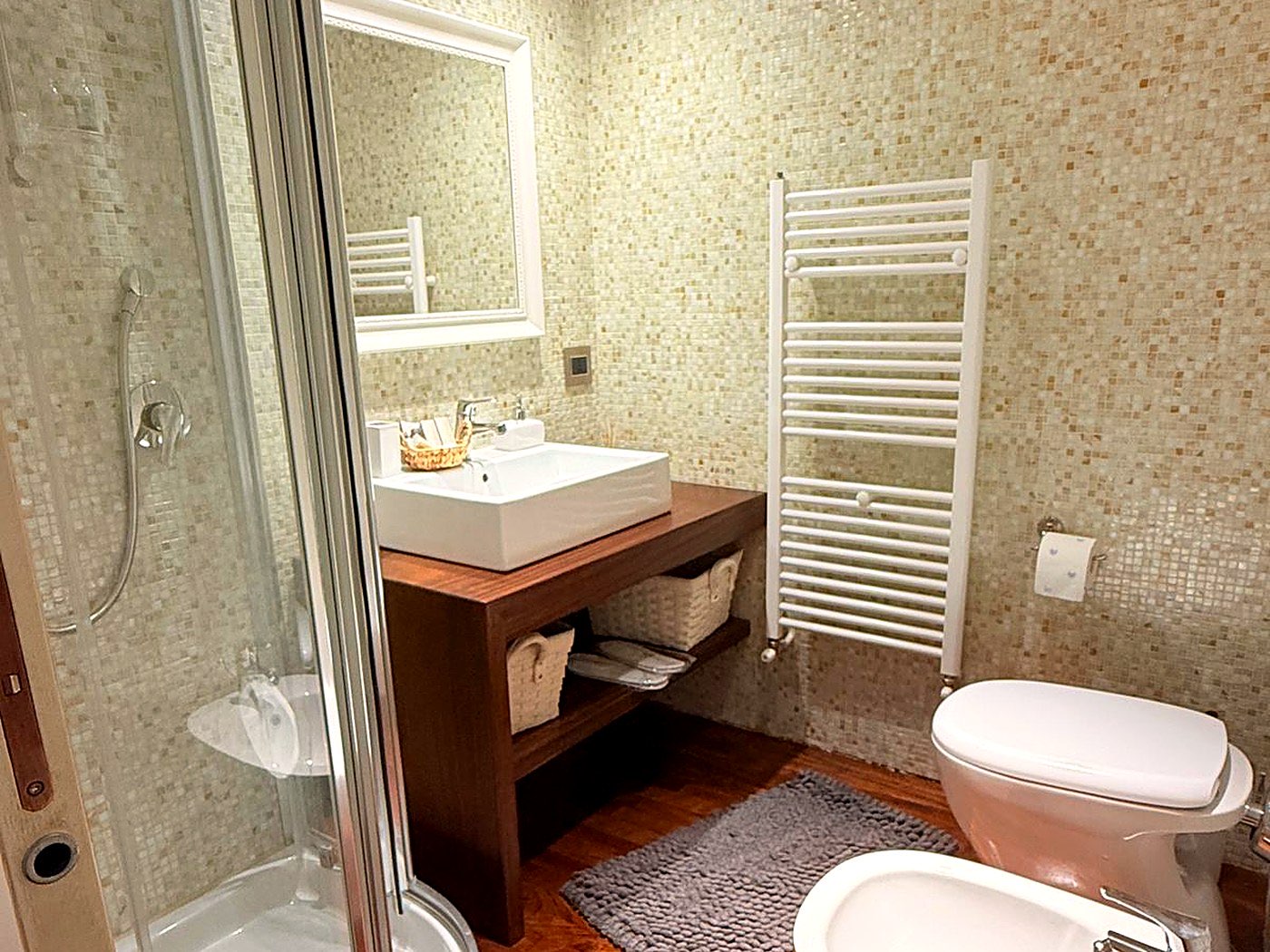 Secondo bagno di Casa Lamarmora con mosaico beige