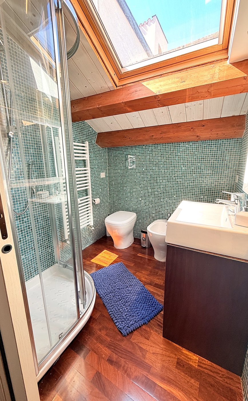 Terzo bagno di Casa Lamarmora con mosaico verde